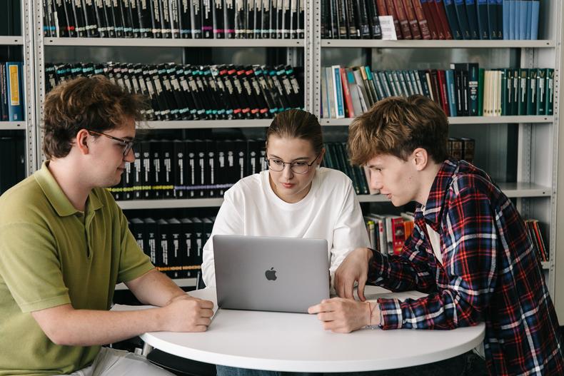 Где работают и сколько получают выпускники РЭШ: карьера выпускников Совместного бакалавриата ВШЭ и РЭШ