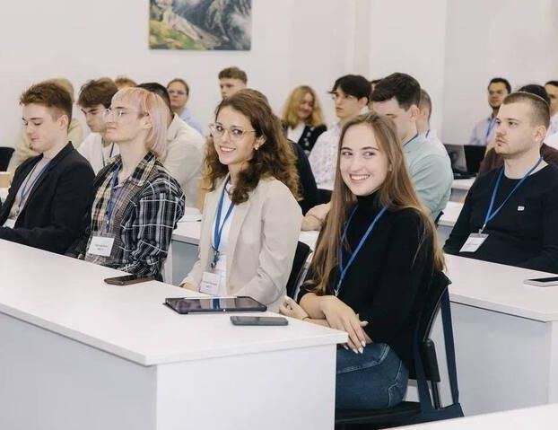 Профиль первокурсника: кто поступил в РЭШ в 2025 году?